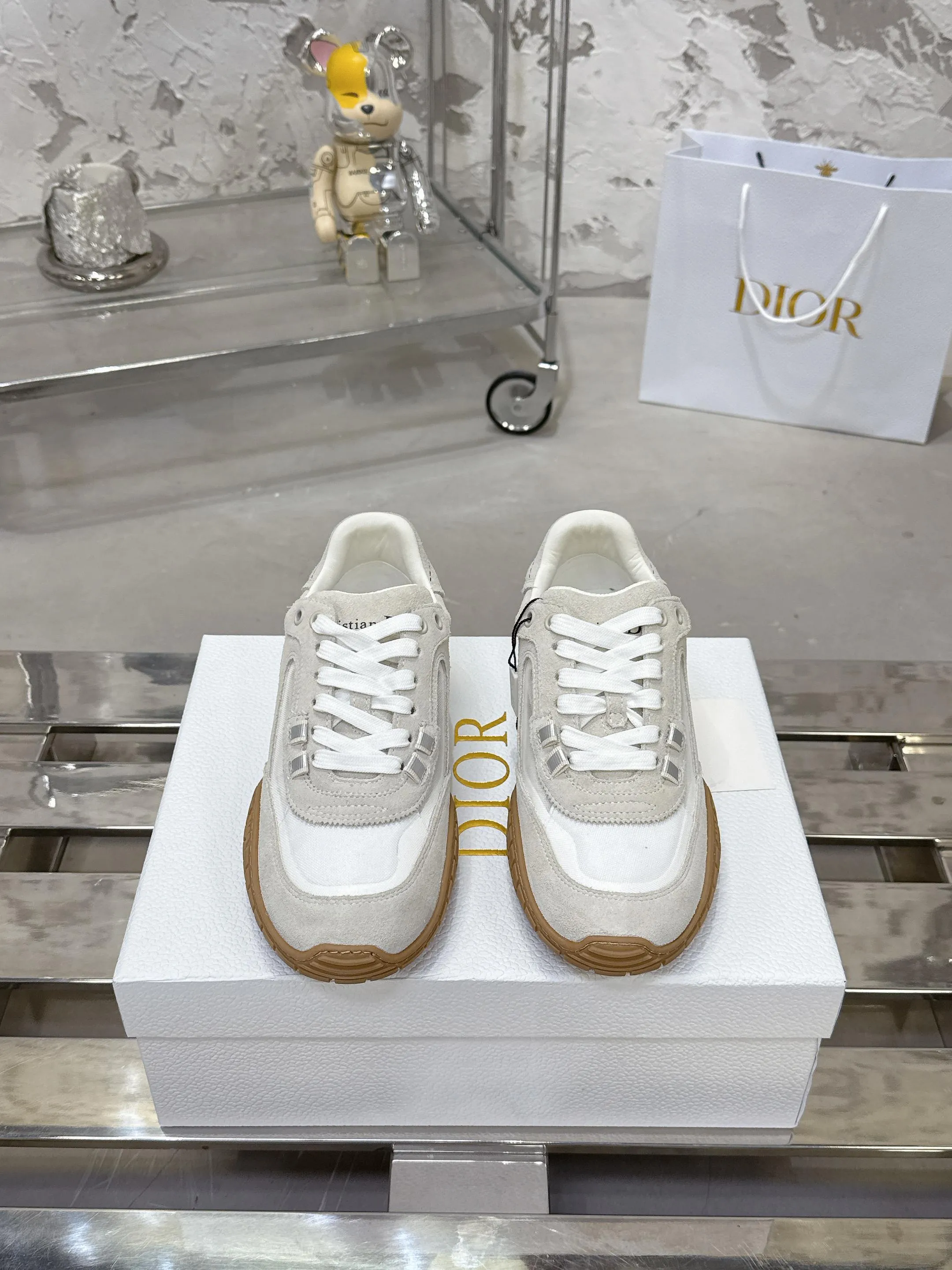 Factory price 640💰 Top version! ! ! Dior Tech sneakers Dior Tech is newly launched, with exquisite color matching and autumn and winter atmosphere. This Dior Tech sneaker is a new product in the 2026 early spring ready-to-wear series. It is equipped with fashionable details and highlights the retro aesthetics. Made of calfskin and suede calfskin upper with transparent mesh side panels and ChristianDior Paris signature on the heel and tongue. A textured, tonal Dior signature sole adds couture style. Upper material: Textile, cowhide split leather, cowhide leather with Christian Dior Paris logo on the heel and tongue Textured Dior logo rubber sole embellished with Christian Dior's lucky star symbol! Size 35-46 (40 for women, 41 for men, 38.45.46, custom made and non-refundable)